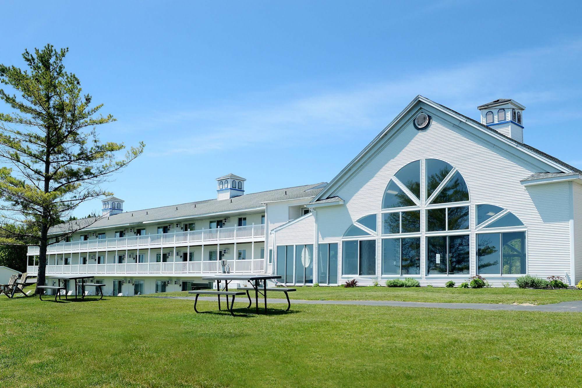 Baymont By Wyndham St. Ignace Lakefront Εξωτερικό φωτογραφία