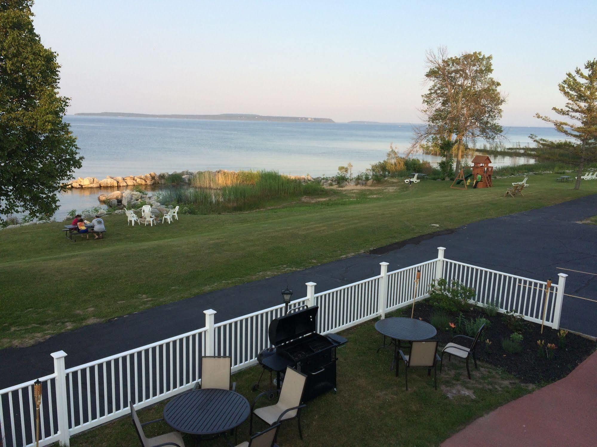 Baymont By Wyndham St. Ignace Lakefront Εξωτερικό φωτογραφία
