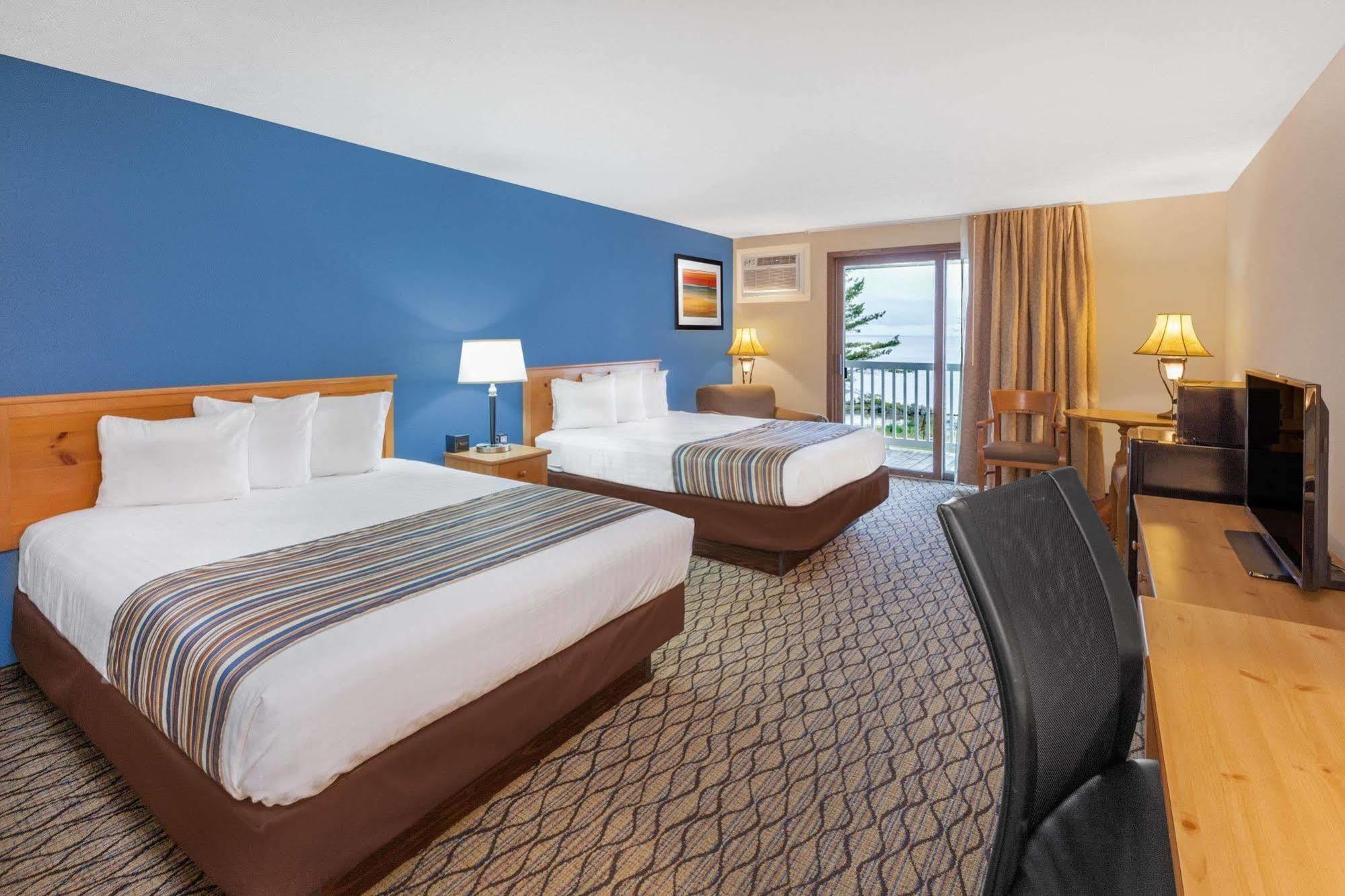 Baymont By Wyndham St. Ignace Lakefront Εξωτερικό φωτογραφία